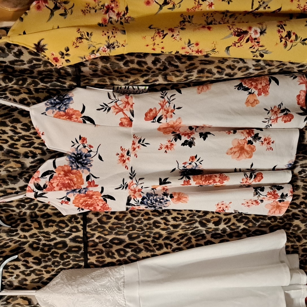 Dresses - Picture 3 of 4